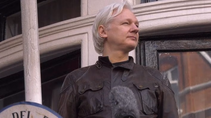 La policía británica detiene a Julian Assange