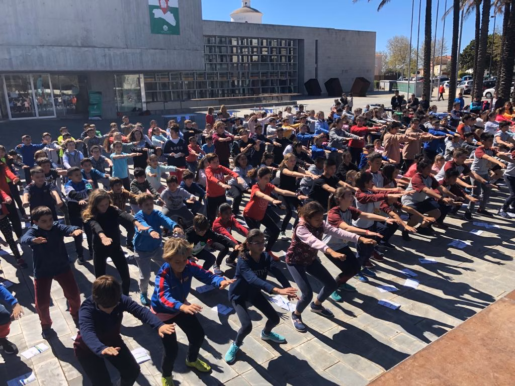 (Fotos y vídeo) Centenares de estudiantes de Maó celebran el Día Mundial de la Actividad Física