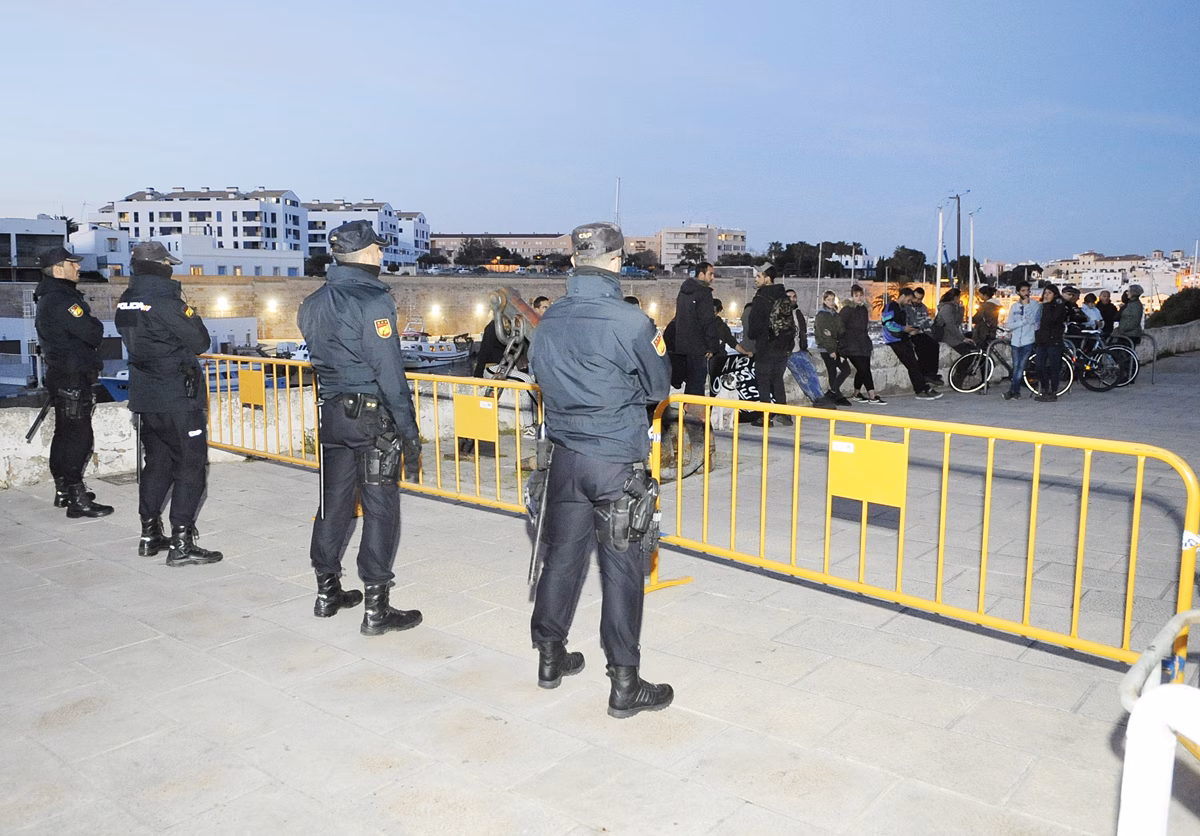 (Fotos) Tensión ante el Nàutic de Ciutadella por el míting de VOX