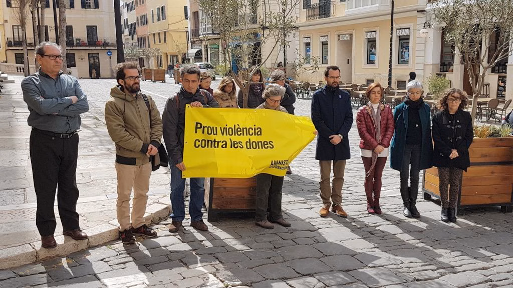 (La foto) Maó protesta por los tres asesinatos machistas de los últimos días