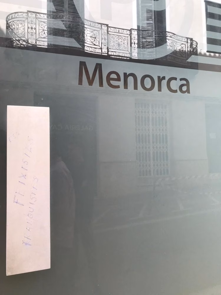 (Fotos) El PP Menorca denuncia pintadas y escupitajos en su sede