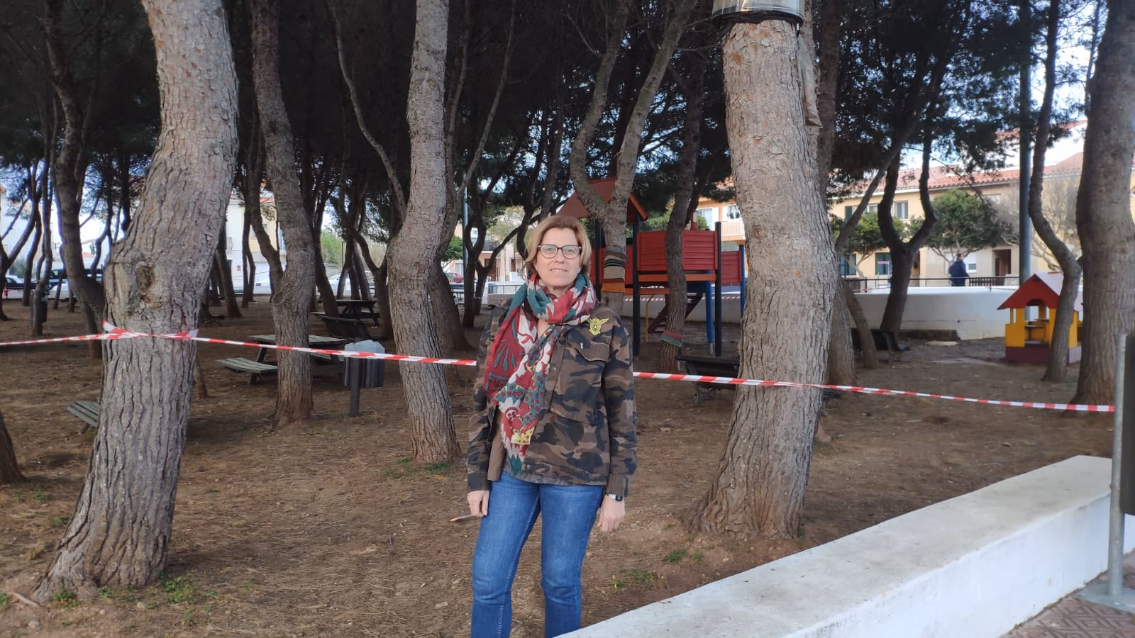 El PP pide soluciones urgentes para combatir la plaga de procesionaria en la Plaça dels Pins de Sant Lluís