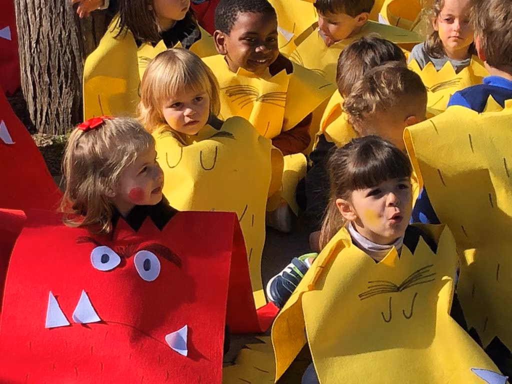 (Galería de fotos y vídeo) Carnaval infantil lleno de color y música en Maó