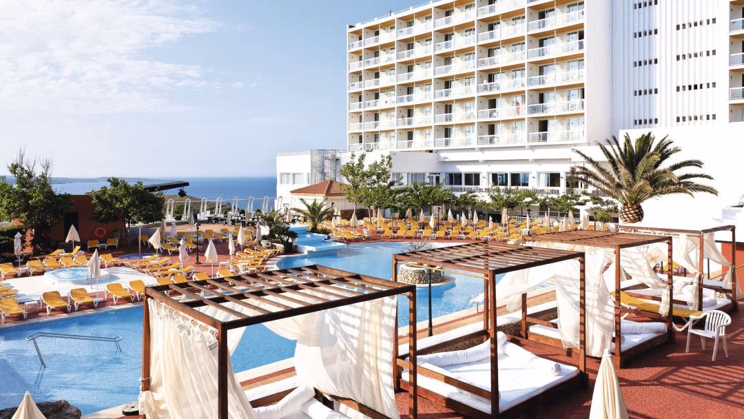 El Fiesta Hotel Castell Playa de Arenal d'en Castell inicia su reforma
