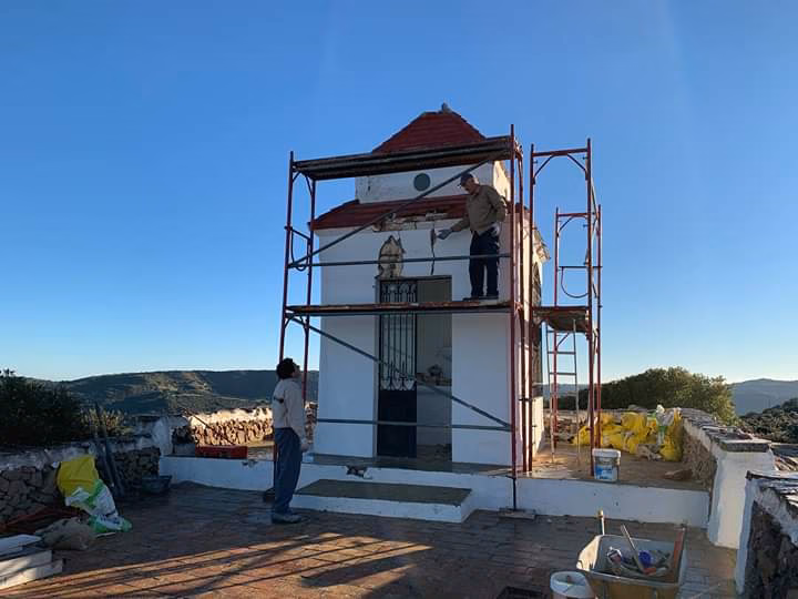 (La foto) Numerosa colaboración ciudadana para reformar la Ermita de Son Granot