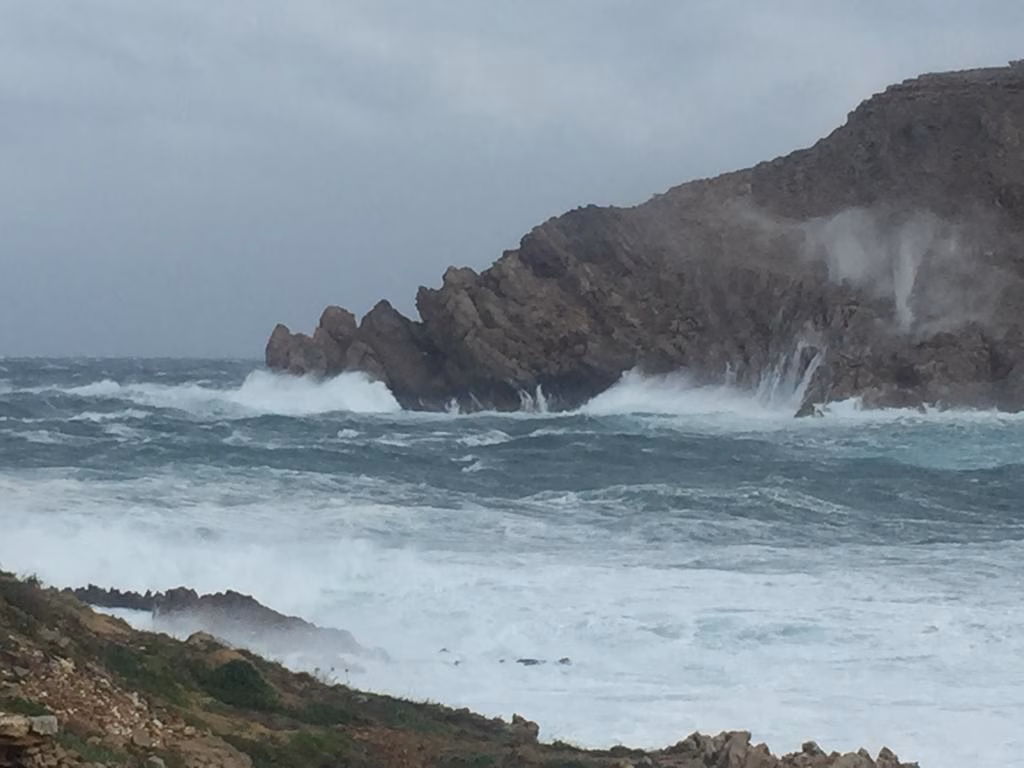 La tramontana baja su intensidad pero continuará azotando Menorca hasta el miércoles