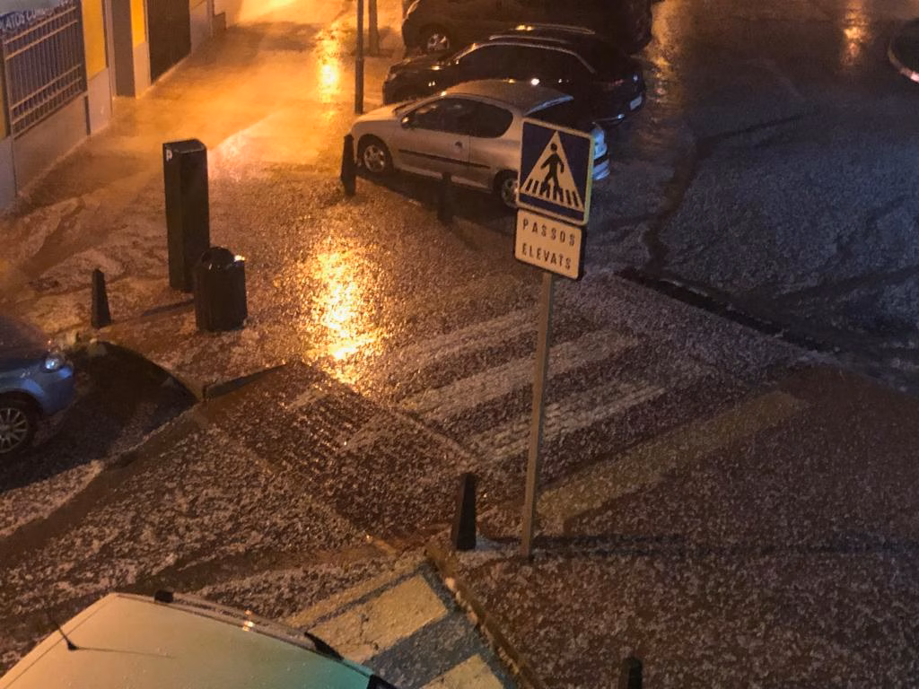 (Fotos y vídeo) Espectacular granizada en Maó