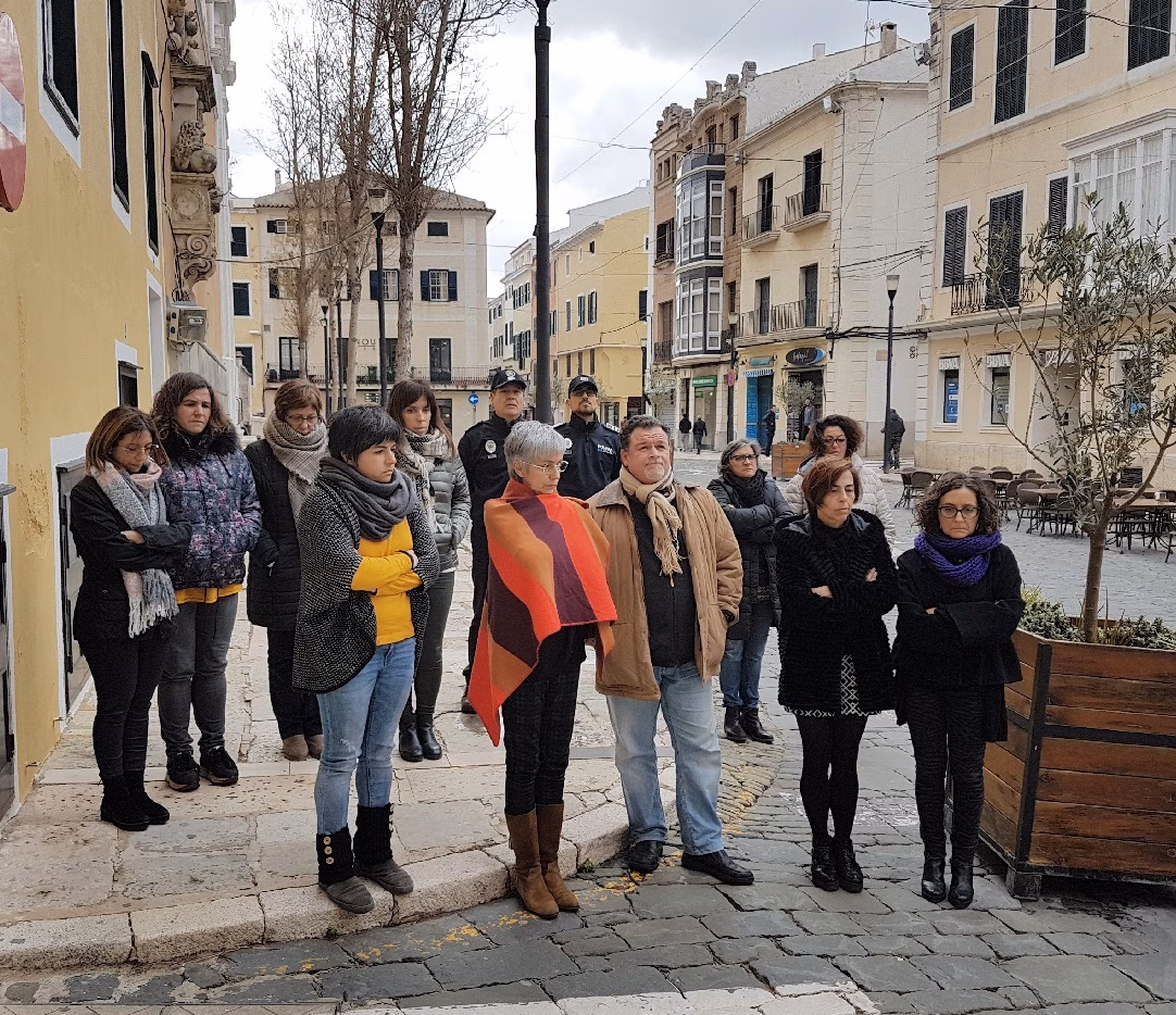 (La foto) Concentración en Maó por la última víctima de violencia de género