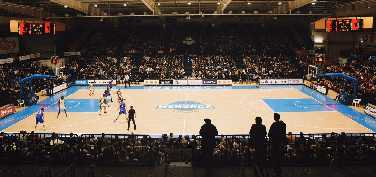 (La foto) Más de 2.000 almas en el Pavelló Menorca