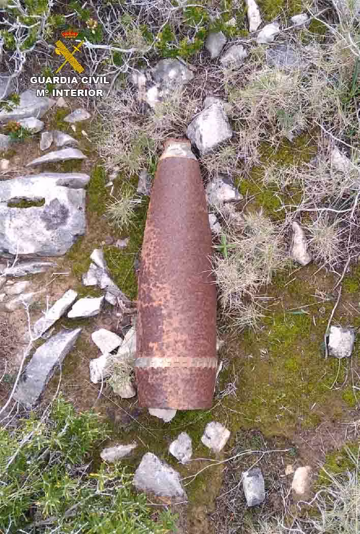 Los Tedax destruyen un proyectil de artillería hallado en la Mola de Fornells