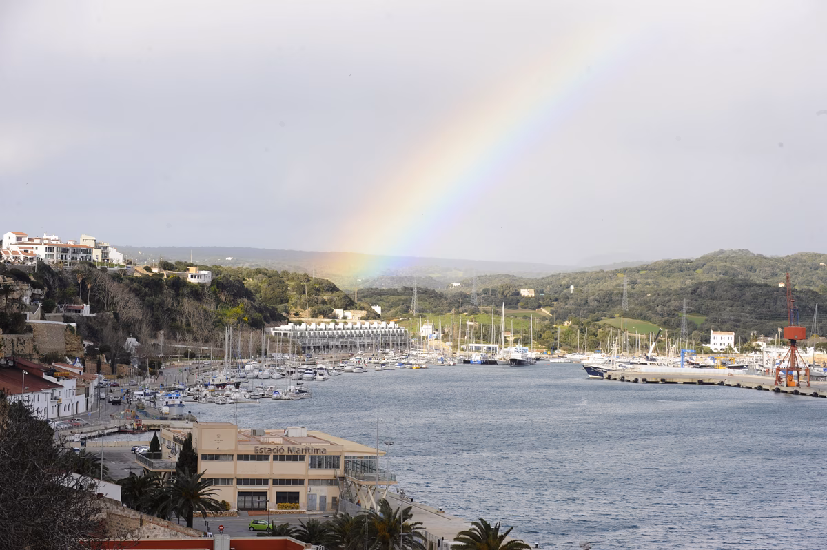 Bonitas estampas de color que trae el mal tiempo a Maó