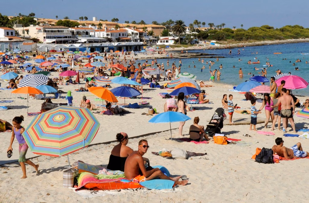 Los españoles gastan una media de 1.500 euros al año en sus viajes