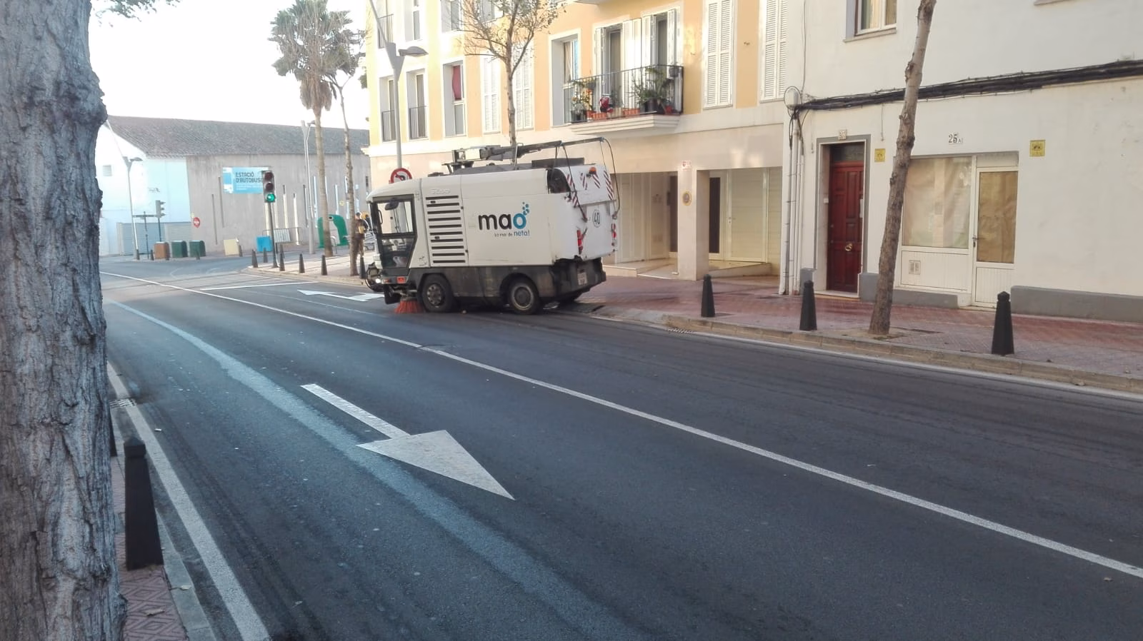 Los vehículos de limpieza viaria de Maó circulan por las aceras incumpliendo la normativa
