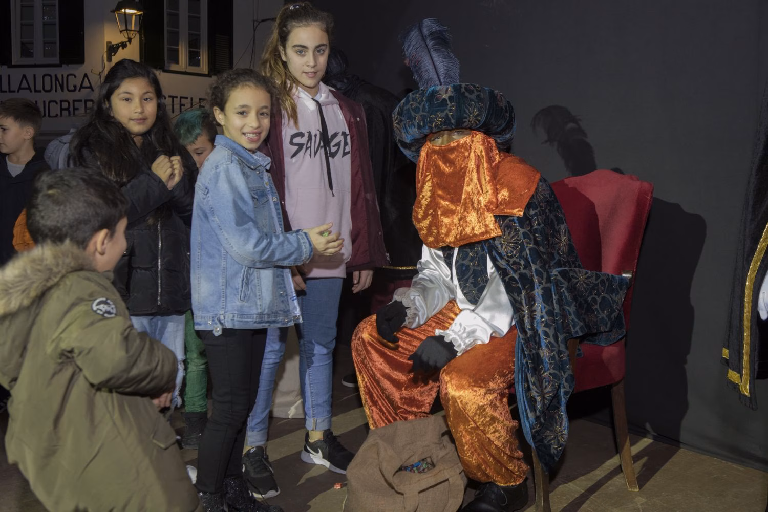 (Fotos) El Paje Real recoge las cartas de niños y niñas de Es Mercadal