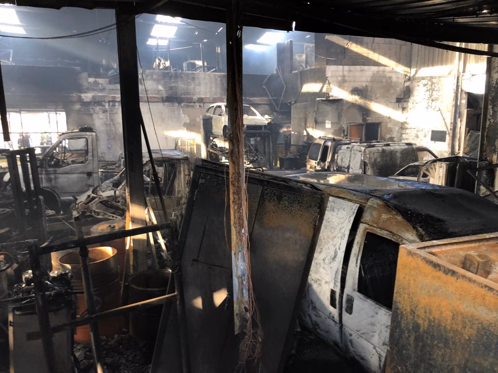Un cortocircuito podría ser el origen del incendio en la nave del polígono de Maó