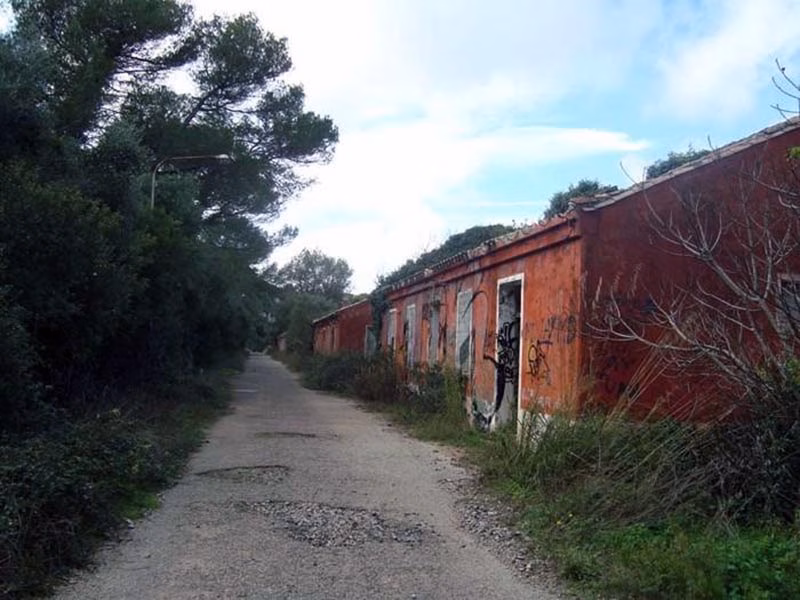 Alaior podría construir un albergue juvenil en el polvorín del Barranc d'en Rellotge