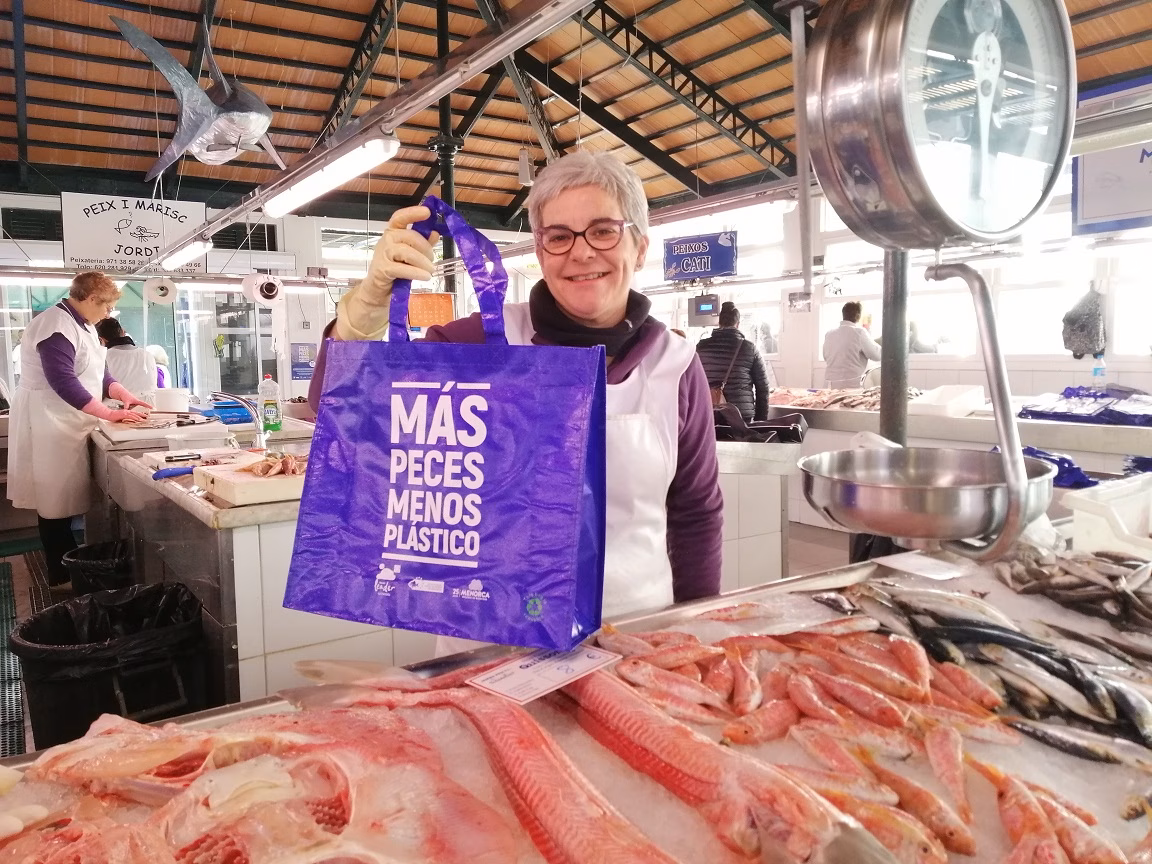 (La foto) Pescado sin bolsas de plástico en Ciutadella