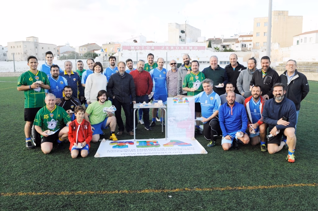 (Fotos) Fútbol, goles y 1.545 euros para los niños autistas de Menorca