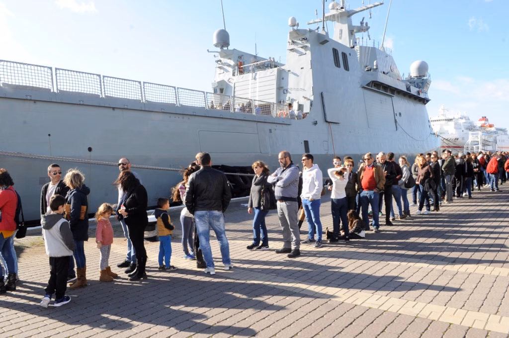 (Fotos) La novedad de la Armada atraca Maó