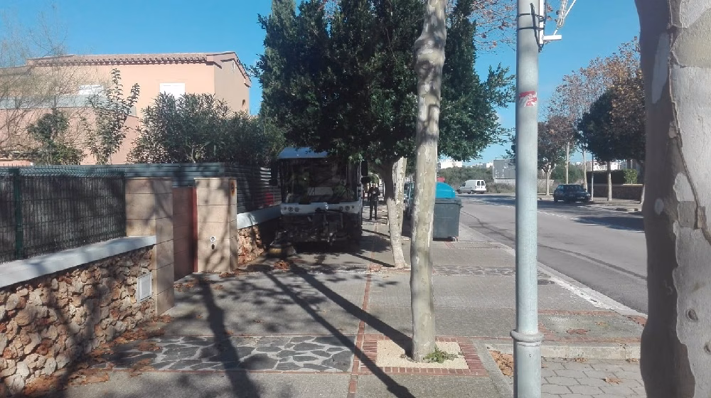 (Foto denuncia) La barredora de Maó que invade la zona peatonal