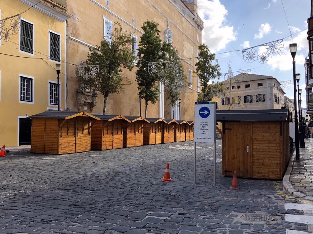 (La foto) Maó prepara su mercadillo de Navidad