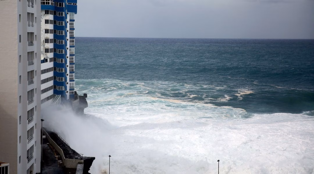 (Vídeo) Una ola destroza varios balcones de un hotel