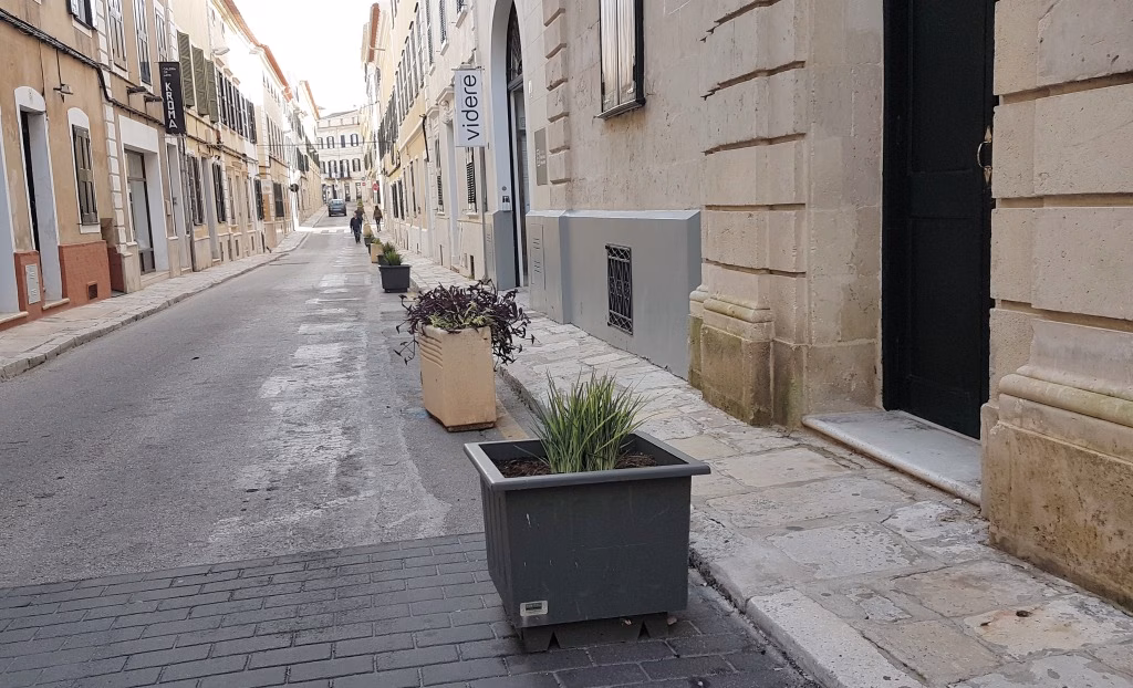 Maó instala jardineras en la calle Anuncivay
