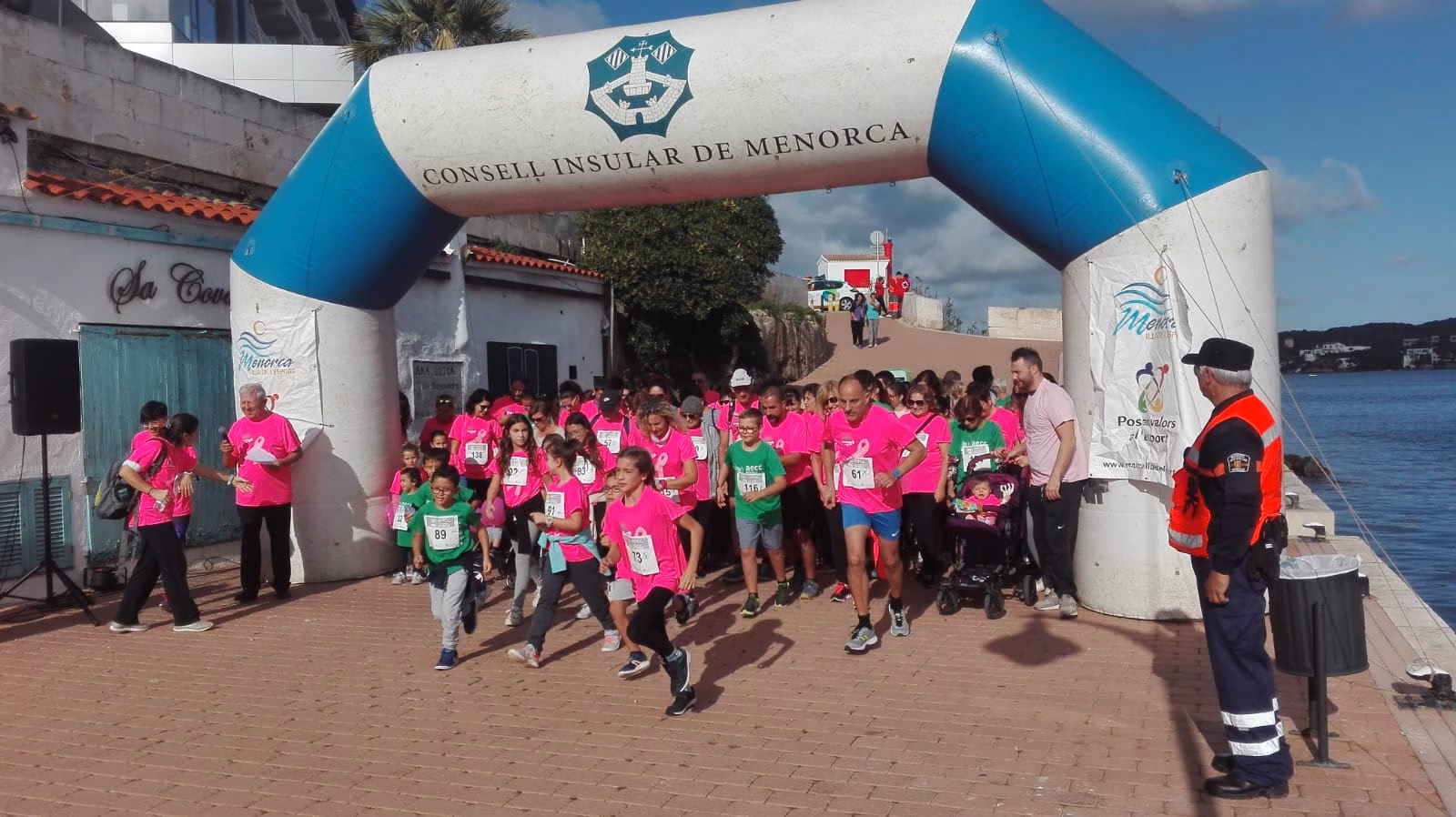 (Fotos) Es Castell se mueve contra el cáncer