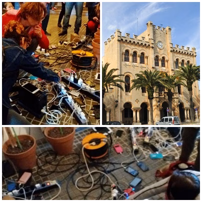 Cargando los móviles en el ayuntamiento de Ciutadella