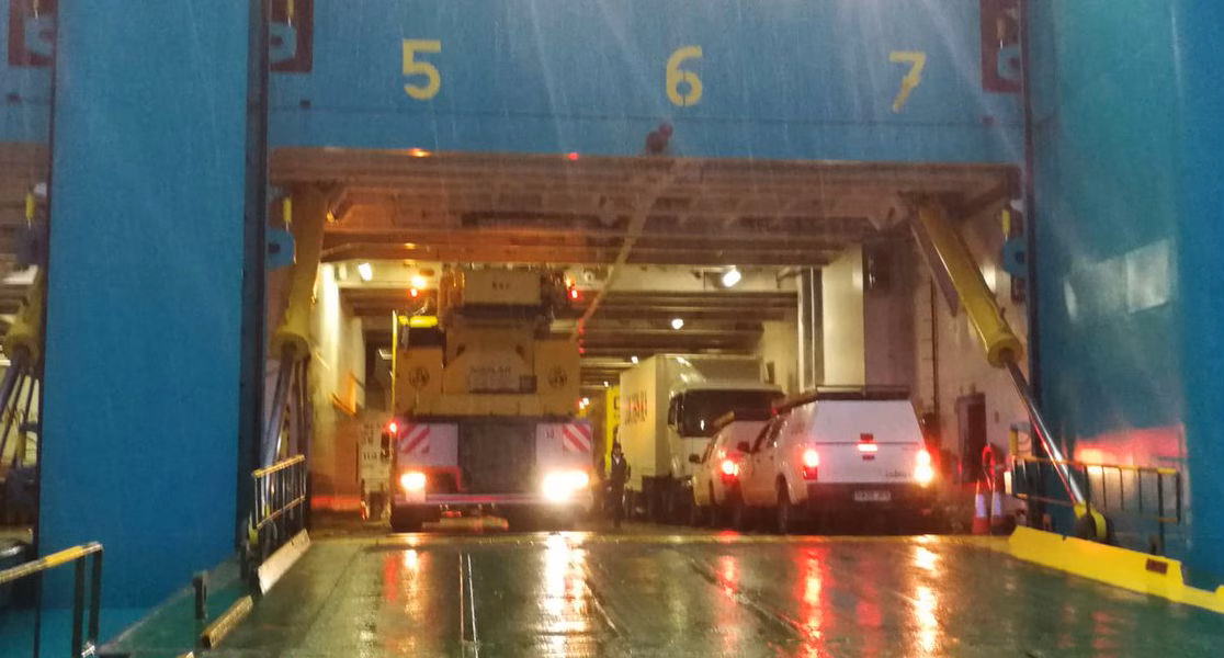 Llegan a Menorca las grúas para reparar las torres de electricidad