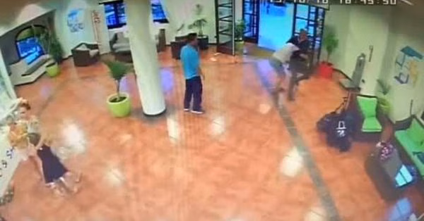 (Vídeo) Golpean al director de un hotel en Menorca al mediar en una agresión machista