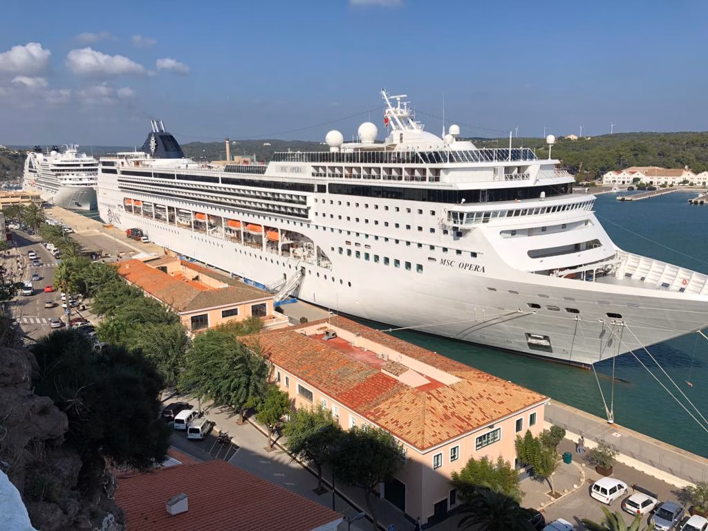 Dos cruceros animan hoy el puerto de Maó