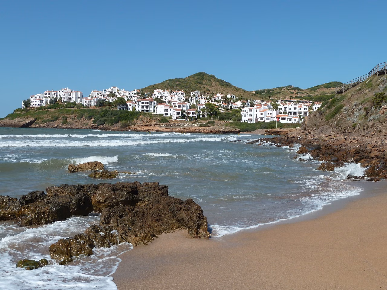 ¿Cómo mantener limpias las playas menorquinas pese al aumento del turismo? Todas las claves