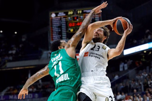 (Vídeo) El triple desde media pista de Llull, la mejor jugada de la jornada