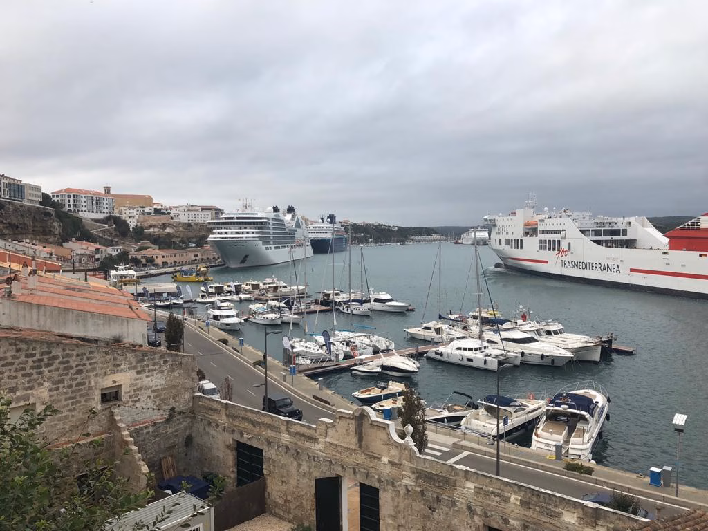 Dos cruceros y dos ferrys llenan el puerto de Maó  de turistas