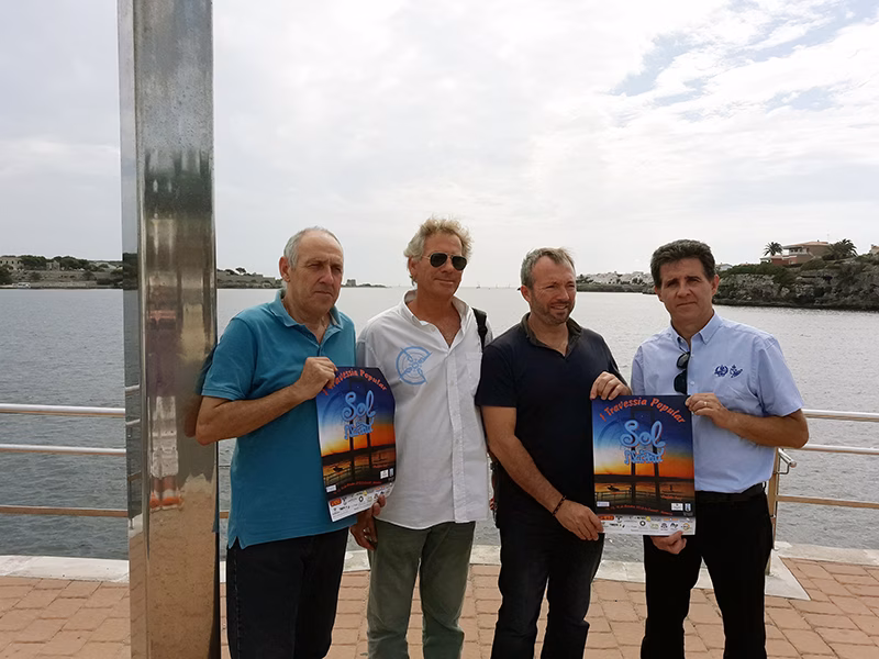 Es Castell abraza la "Travessia Popular Sol Naixent", un evento único en el mundo