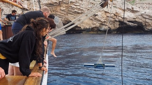 Un velero filtrará micro plásticos y seguirá a tortugas marinas en Menorca