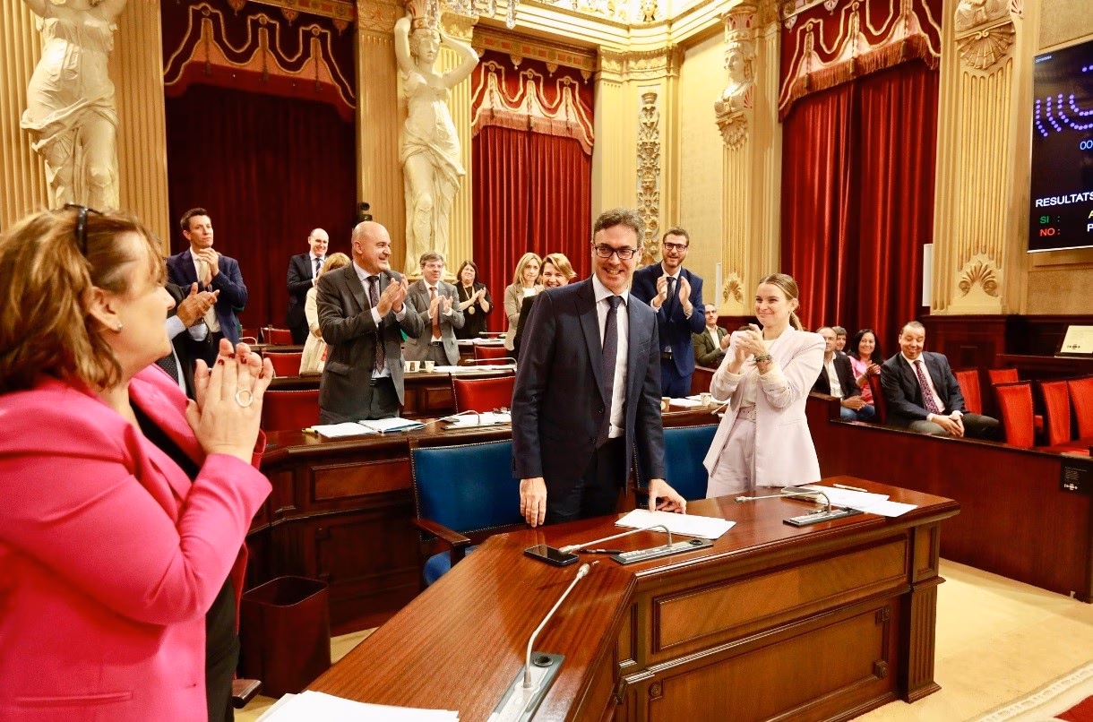 El Parlament aprueba el techo de gasto de 2025 con la abstención de Vox