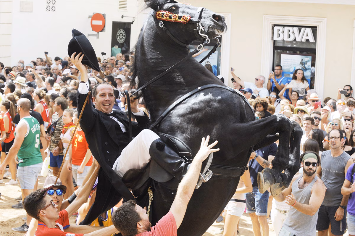 (Fotos y vídeos) Fiesta y júbilo en Maó