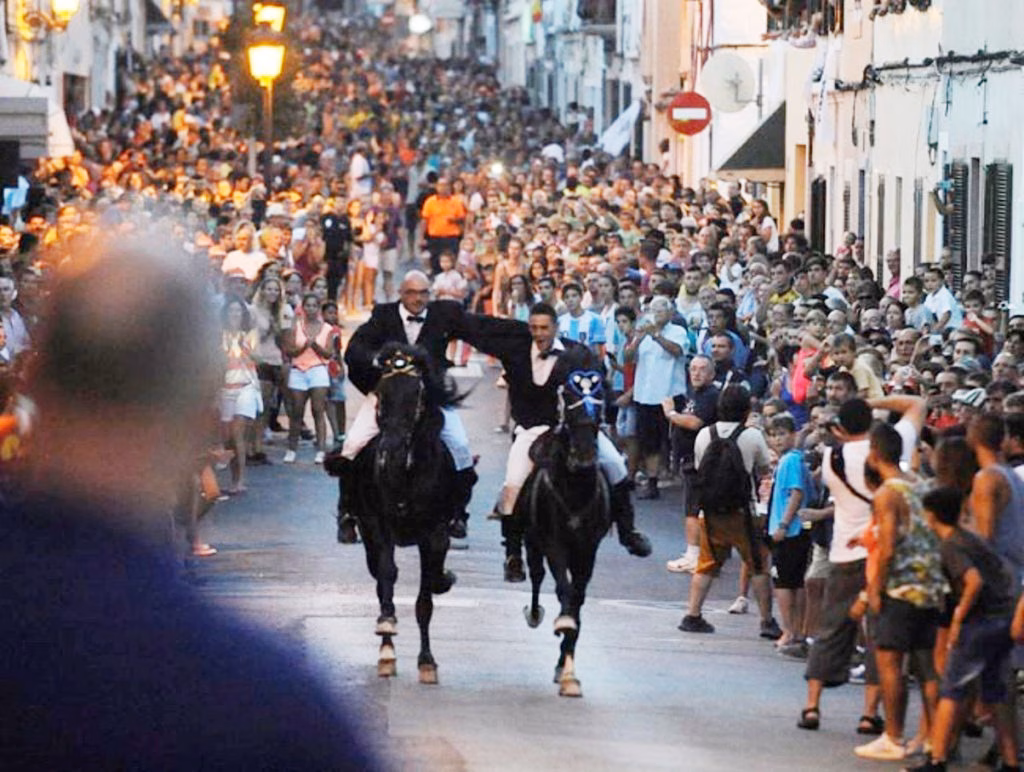 La lluvia amenaza las fiestas de Maó
