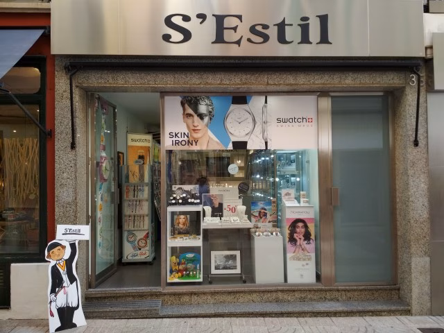 Un centenar de ‘Caixers’ en los negocios de Mô Comercial dan la bienvenida a las fiestas