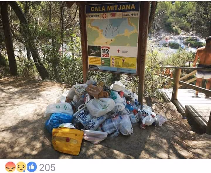 (Foto denuncia) Así se acumula la basura en Cala Mitjana