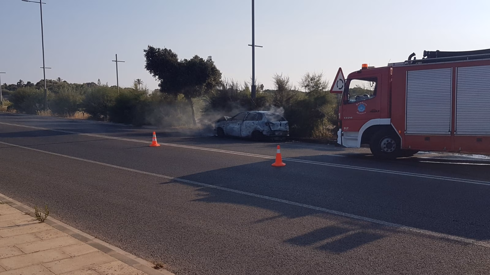 (Vídeo) Cortan la carretera de Sant Lluís por el incendio de un vehículo
