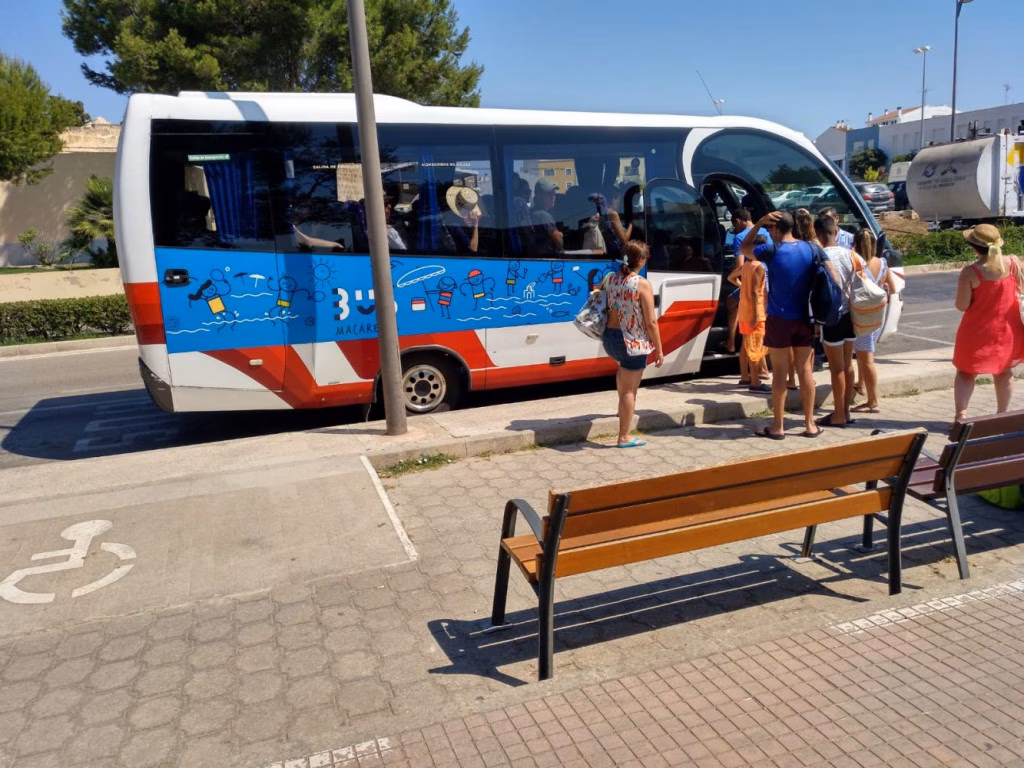 28.000 pasajeros en el bus a Macarella en julio