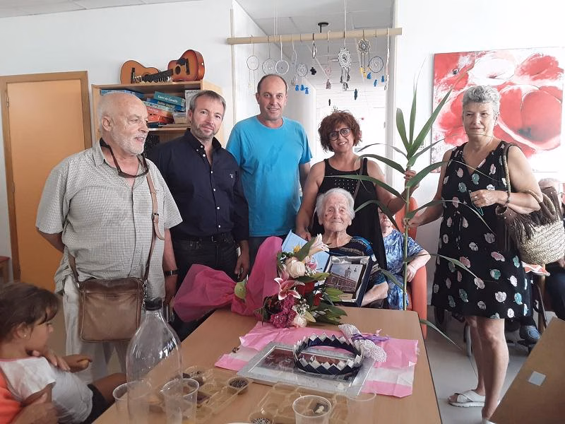 (La foto) Águeda Pons sopla 100 velas