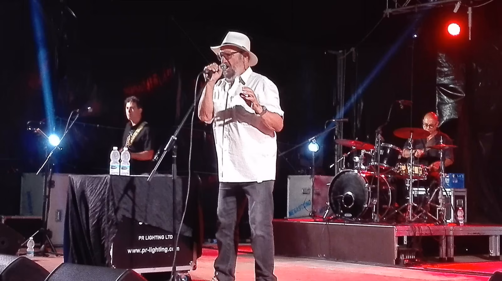 (Fotos) 1.500 personas llenan de solidaridad Los Nogales al son de Tomeu Penya