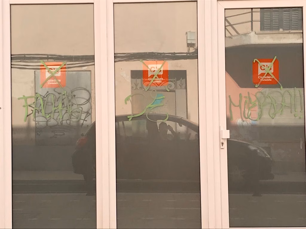 Atacan con pintadas la sede de Ciudadanos en Ciutadella