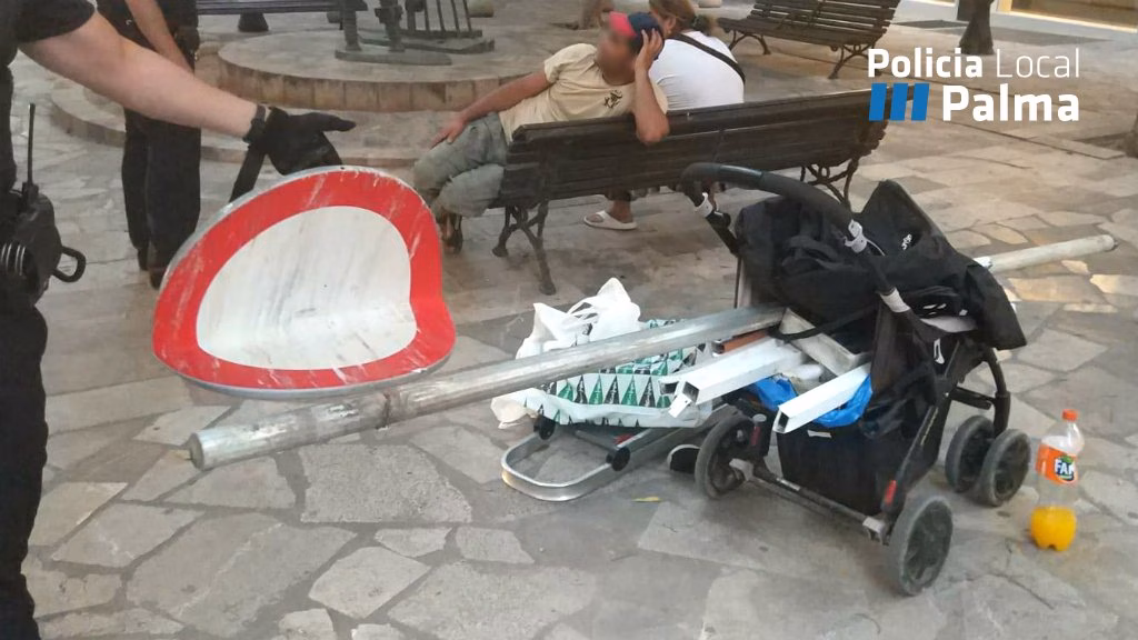 (Lo+viral) Arranca una señal de tráfico en plena calle y se la lleva en un carrito