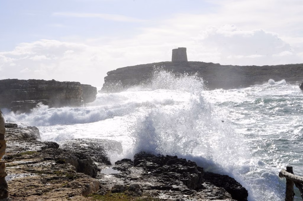 Olas de 3 metros activan la alerta en Menorca