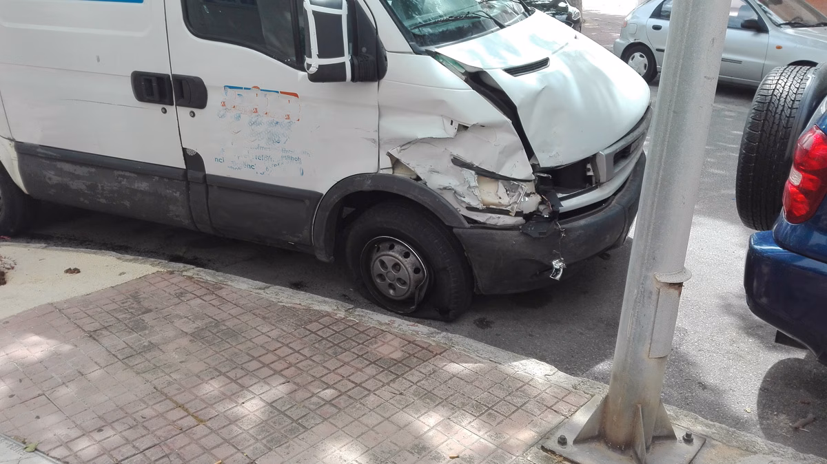 Una furgoneta embiste cuatro coches en Maó en dos calles distintas